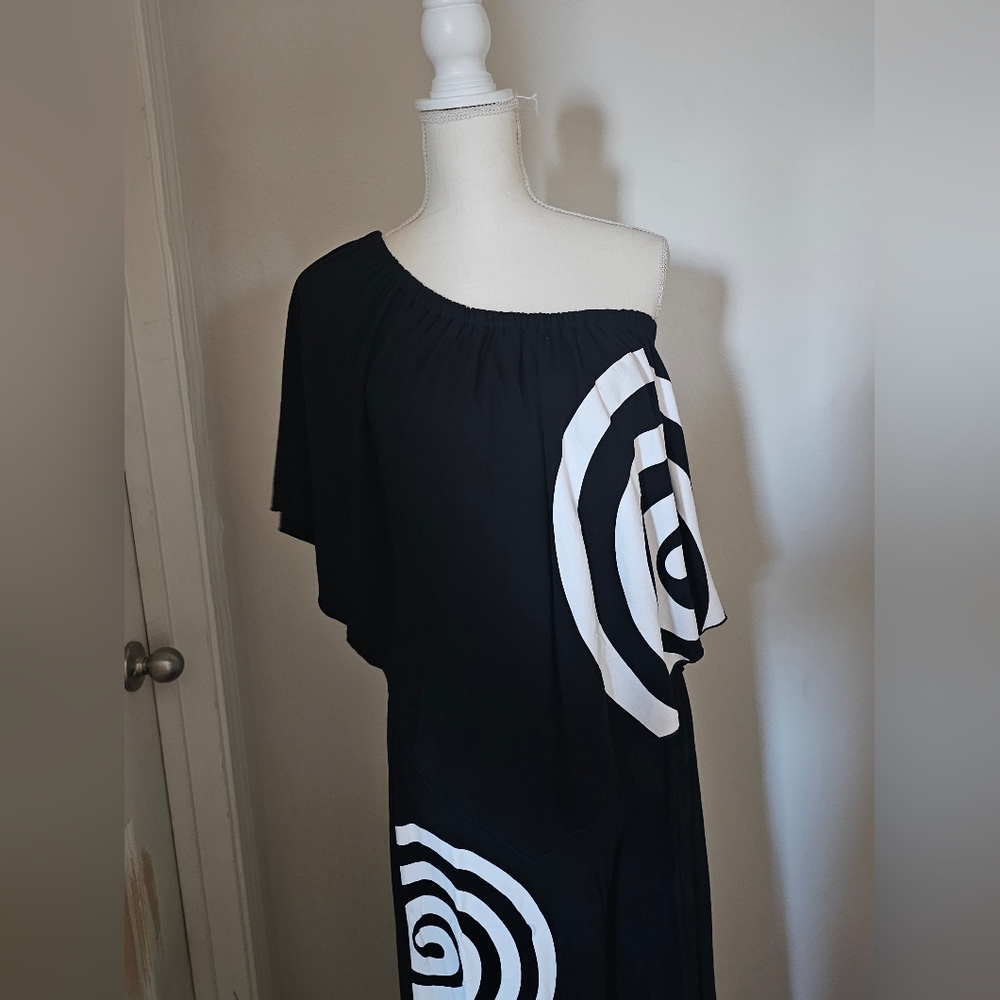 Chic Asymmetrical Black and White Jumpsiut - Picture 3 of 3